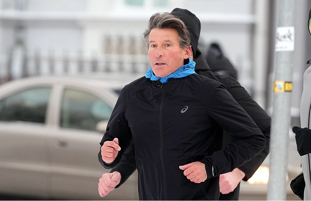 Pērn martā Sebastjans Ko viesojās Latvijā. Divkārtējais olimpiskais čempions, bet tagad "World Athletic" prezidents Rīgas ielās veica arī nelielu skrējienu.