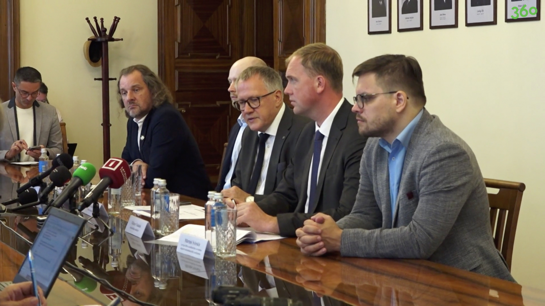 Koalīcijas pārstāvji iepazīstina ar to, kā tad mainīsies darbaspēka nodokļi. 