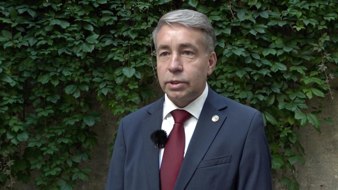 Labklājības ministrs Uldis Augulis (ZZS): “Es domāju, ka mēs Latvijā tādas kļūdas kā igauņi nepieļausim, neiesim tajā virzienā, jo mums ir tomēr jādomā par nākotnes pensijām.”