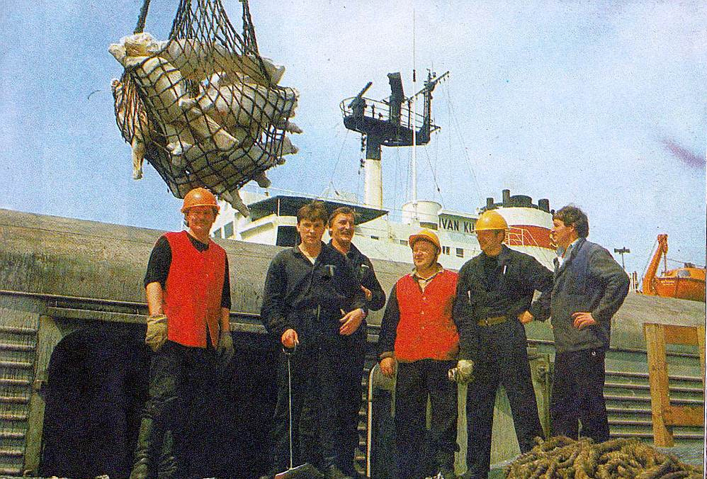 Cenzūra ļoti uzmanīja ostas fotogrāfiju nonākšanu presē, tomēr 1987. gada žurnālā "Zvaigzne" lepojās Rīgas tirdzniecības ostas "viena no labākajām dokeru brigādēm". "Tajā bija nolasījušies izmanīgi cilvēki, kas tēloja baigos komjauniešus. Viņi spieda uz ideoloģiju," teic Ainārs Treijs.