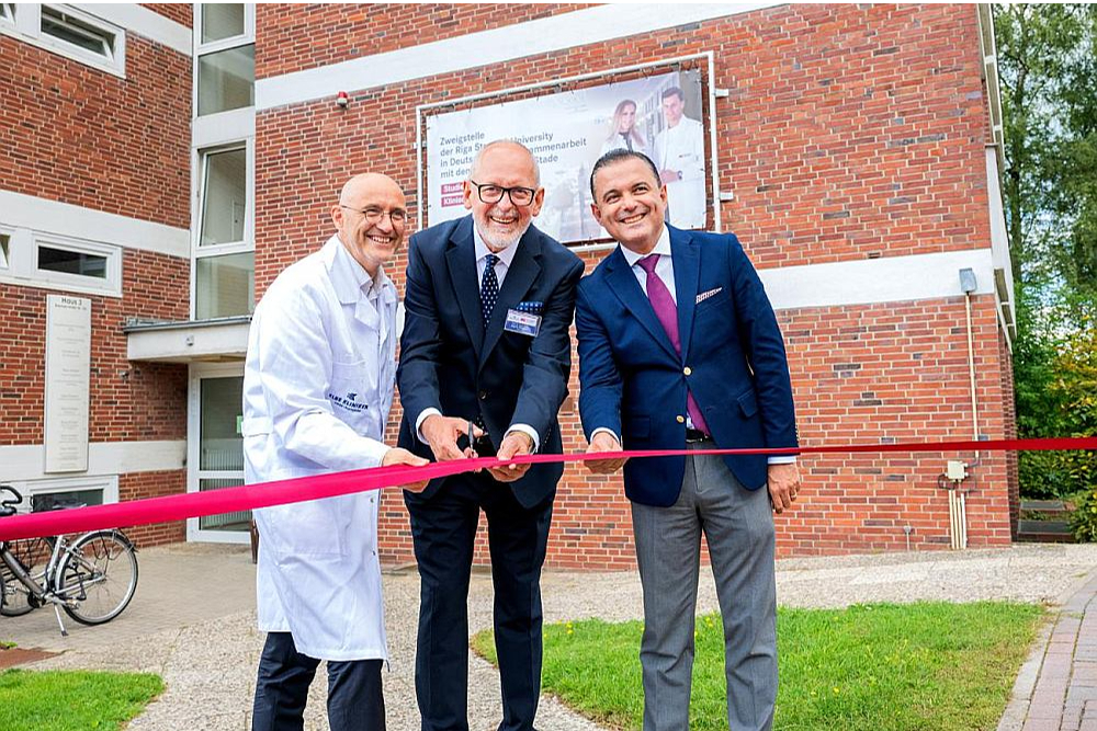 RSU pirmās filiāles atklāšana – Elbas slimnīcas Neiroloģijas nodaļas vadītājs Holgers Šmits (no kreisās), RSU rektors Aigars Pētersons un Latvijas veselības ministrs Hosams Abu Meri.