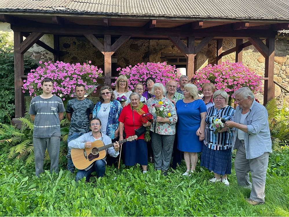 Dzejas dienu un Broņislavas Martuževas 100 gadu jubilejas pasākuma dalībnieki Pilskalnes pagasta Gricgalē.