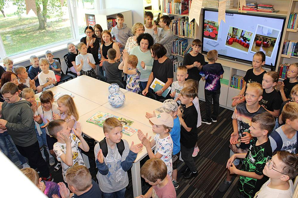 Nepacietīgi gaidīto Blomes bibliotēkas jauno lasītavu vietējie un kaimiņu pagastu bērni ieraudzījuši tikai atklāšanas dienā un visiem acis bijušas platas.
