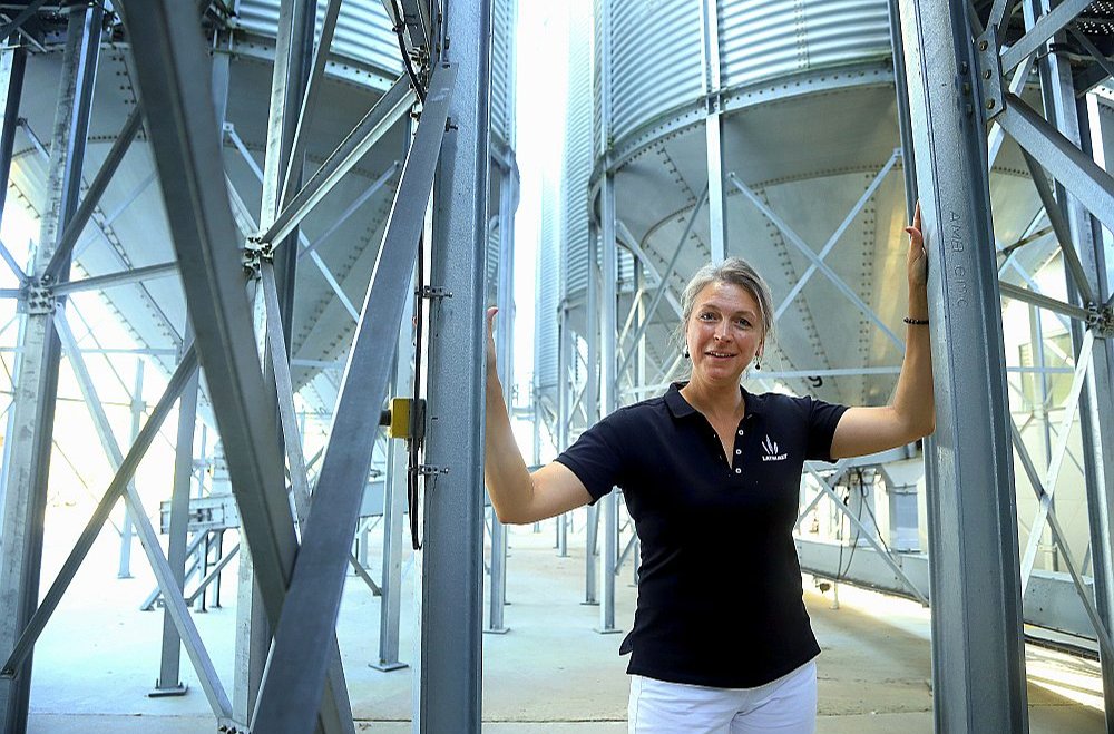 "Latmalt" iesalnīcas vadītāja Ilona Dabiņa-Bicka: "Kaut arī pašlaik Latvijā esam vienīgais uzņēmums, kurš ražo alus darītavām un maizes ceptuvēm nepieciešamo iesalu pietiekami lielos apjomos, ražošanas paplašināšana mums paver iespēju veiksmīgāk konkurēt ar iesala ražotnēm Lietuvā."