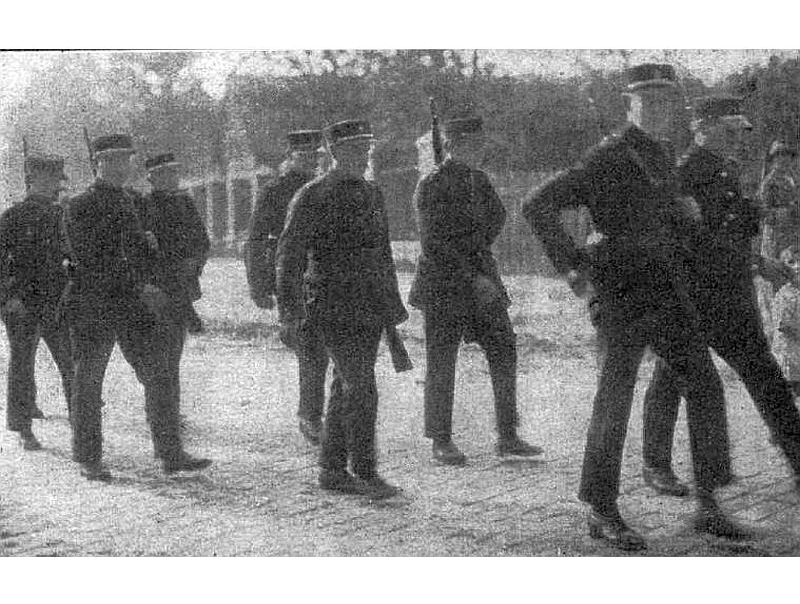 Policijas patruļa pie Brāļu kapiem.