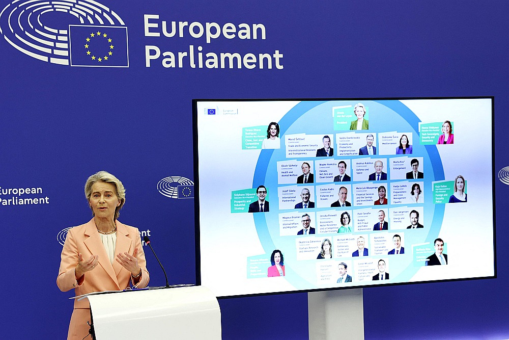 Eiropas Komisijas (EK) prezidentes Urzulas fon der Leienas vakar nosauktajā jaunās komisijas sastāvā ir 11 sievietes un 16 vīrieši, tas nozīmē, ka dzimumu paritāti sasniegt nav izdevies.