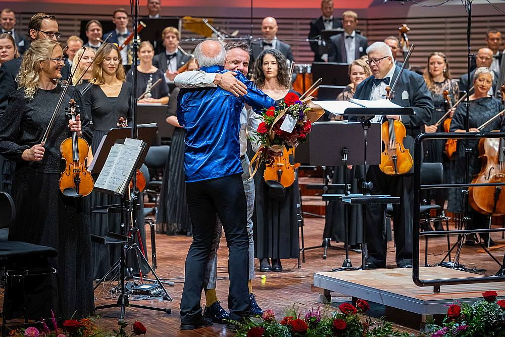 Zviedru komponists, trombonists un diriģents Kristians Lindbergs (no kreisās) kopā ar latviešu komponistu Andri Dzenīti.
