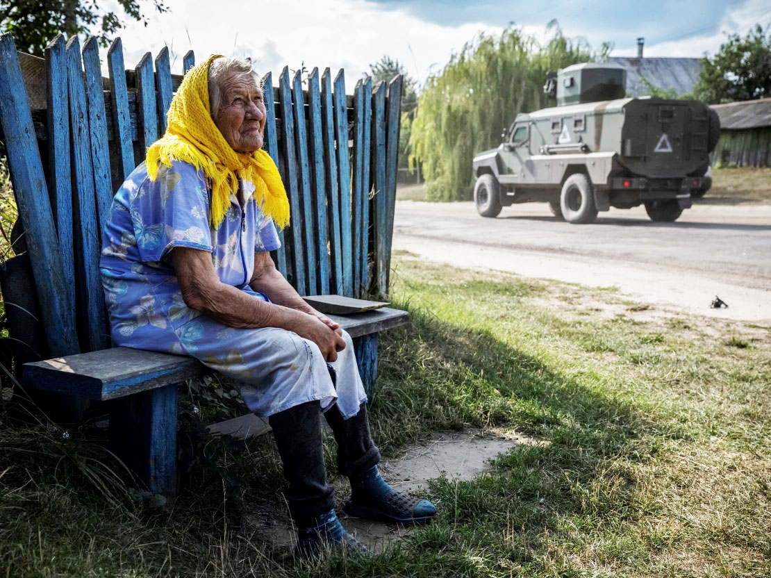 Ukrainas pierobežā 88 gadus vecā Marija noraugās uz Ukrainas armijas kolonnu.