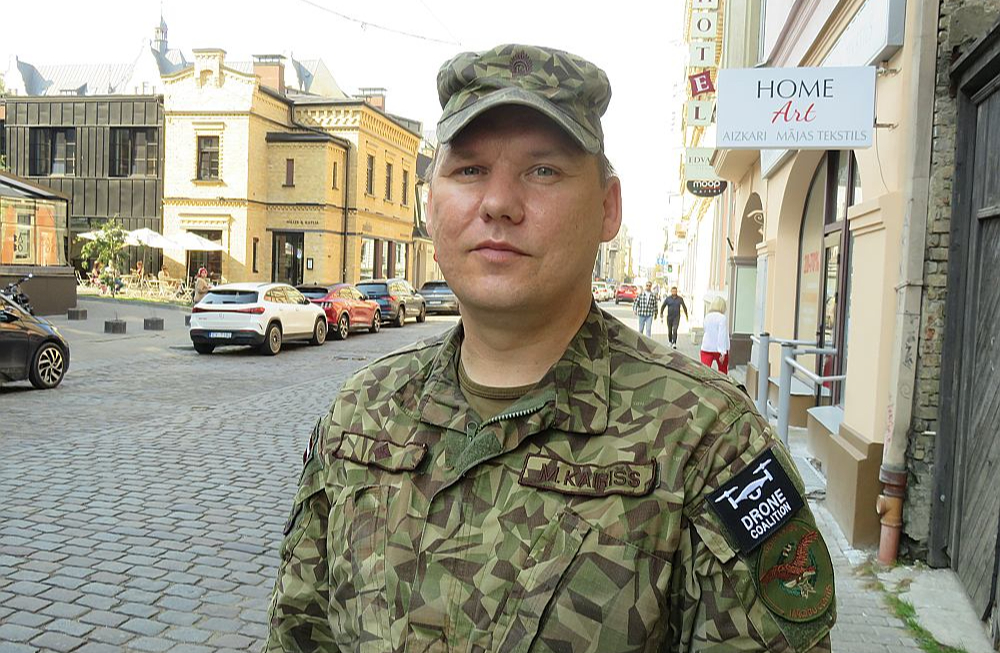 Modris Kairišs: "Atceros, ka pirms desmit gadiem, kad Kurzemes jūrmalā sāka veikt mācības "Baltic Zenith", daļa sabiedrības smējās, ka mēs nodarbojoties ar muļķībām. Bet mēs trenējāmies šaut uz mērķiem, kas līdzīgi "Shahed" droniem. Ceru, ka tagad vairs nesmejas."