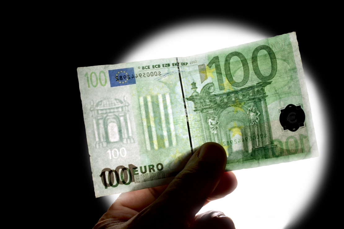 Latvijas Banka iesaka cilvēkiem labi iepazīt savu naudu, aicinot izpētīt dizaina un drošības elementus, kas atrodami Latvijas Bankas un Eiropas Centrālās bankas mājaslapās.