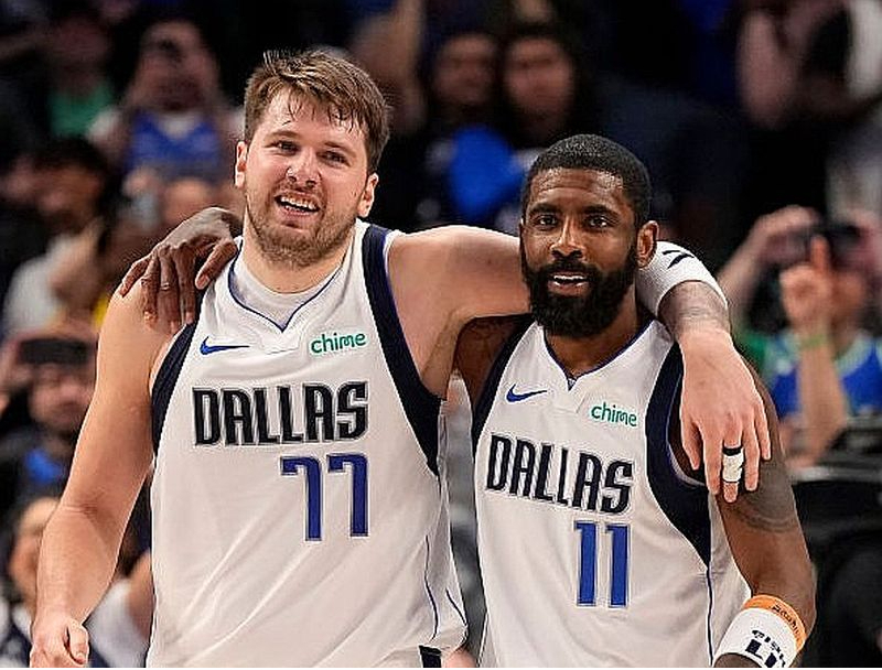 Dalasas "Mavericks" zvaigžņu duo Luka Dončičs (no kreisās) un Kairijs Ērvings.