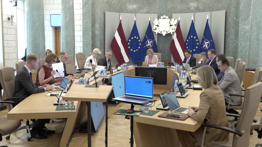Ņemot vērā, kādu rezonansi, ažiotāžu šis gadījums ir izraisījis, turpmāk ministri paši lies kafiju savās papīra krūzītēs.
