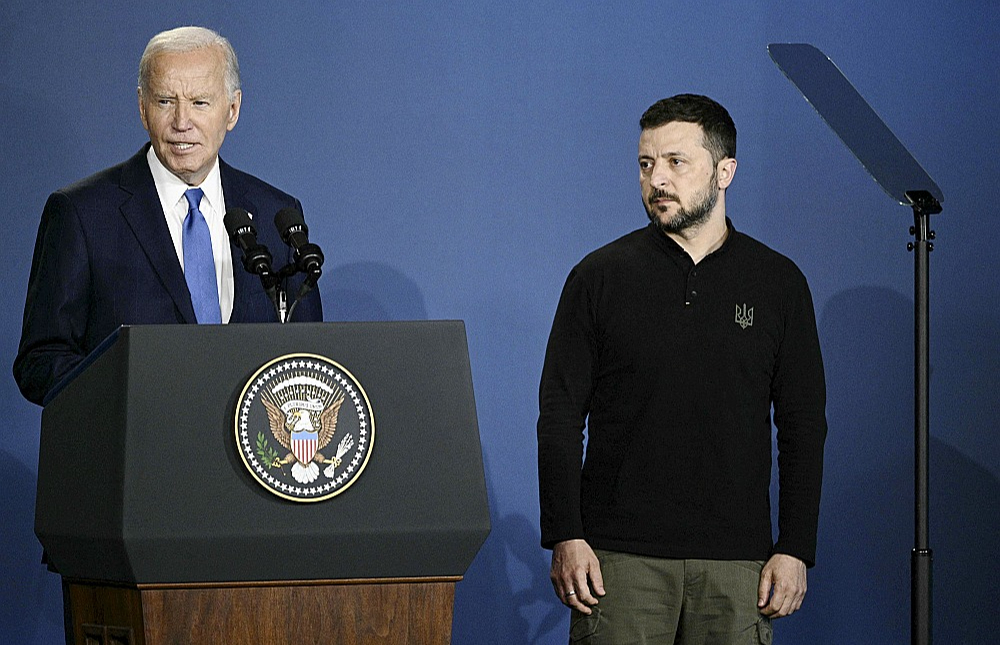 ASV prezidents Džo Baidens (no kreisās) un Ukrainas prezidents Volodimirs Zelenskis šā gada 11. jūlijā NATO samita laikā Vašingtonā.
