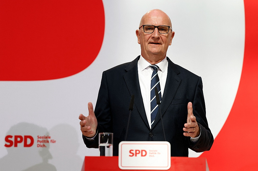 Brandenburgas federālās zemes premjers Dīters Voidke pirmdien preses konferencē Berlīnē. Voidkes popularitāte Brandenburgā sekmēja SPD panākumus vēlēšanās. 