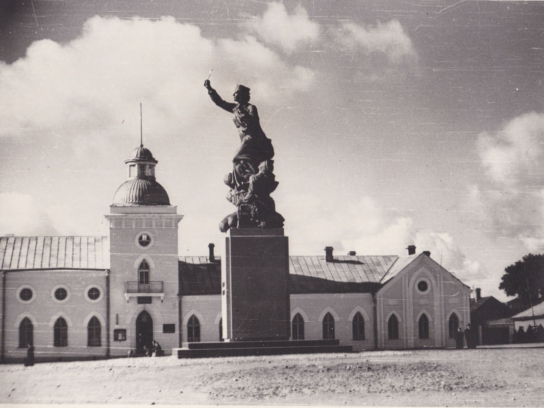 Piemineklis pilsētas valdes nama fonā, 1939. g.