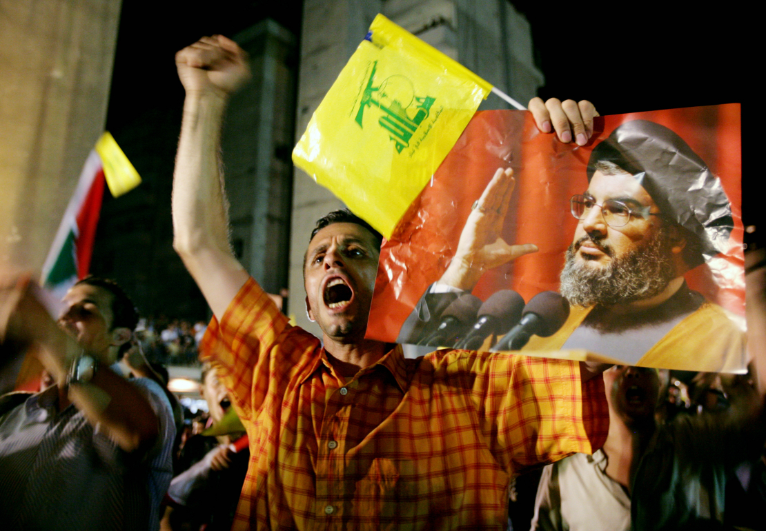 Libānas šiītu bruņotā grupējuma "Hezbollah" atbalstītājs ar līdera Hasana Nasrallas foto. 