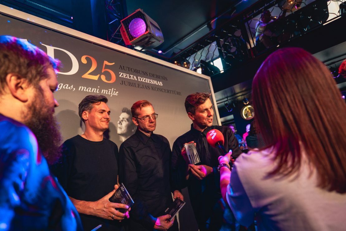Grupa "Autobuss debesīs" prezentē jauno CD.