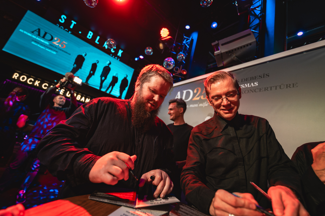 Grupa "Autobuss debesīs" prezentē jauno CD.