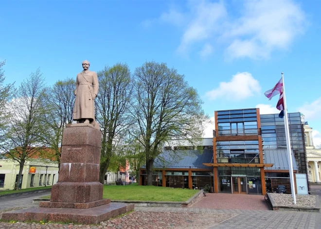 Jāņa Fabriciusa piemineklis Ventspilī.