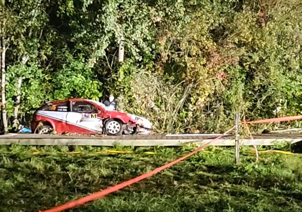 Lietuvas pilsētā Utenā piektdienas vakarā latviešu rallija ekipāža iebrauca skatītāju pūlī, izraisot viena cilvēka nāvi un 14 ievainojot.