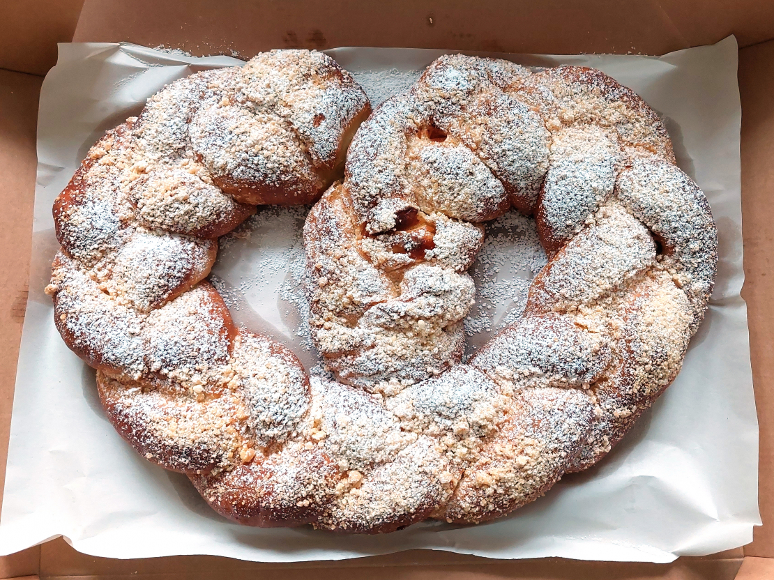 Pītais kliņģeris ar kaltētiem augļiem un marmelādi.