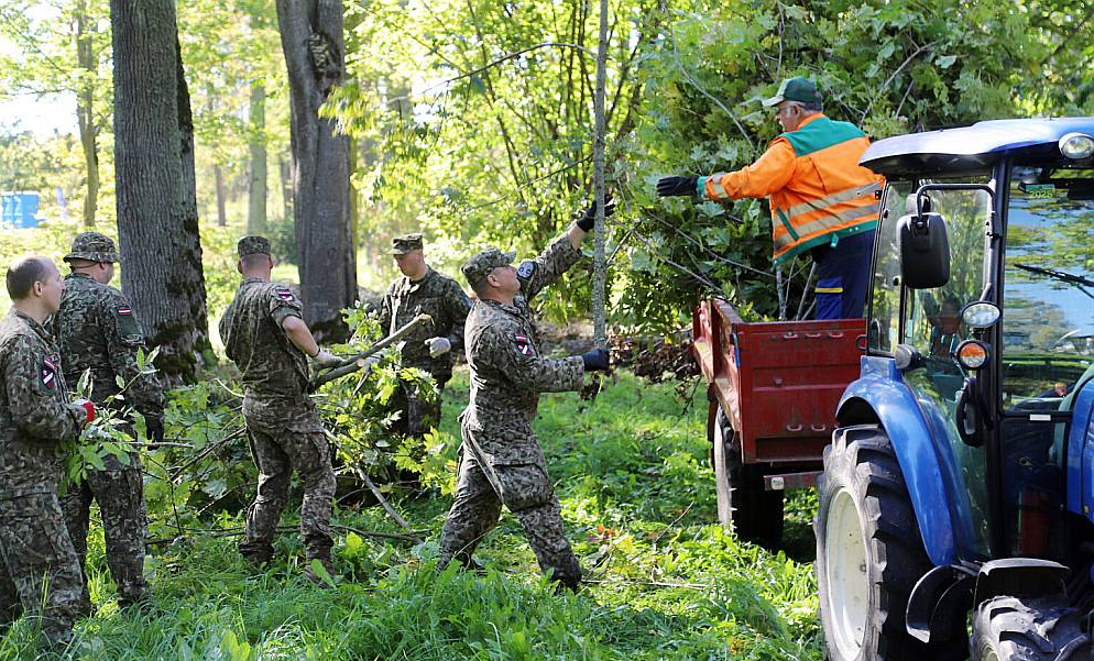 Pasaules talkas dienā Gulbenē notikusi Rūdolfa parka sakopšana, kurā piedalījušies vairāk nekā simts talkotāju, tostarp bruņoto spēku pārstāvji.