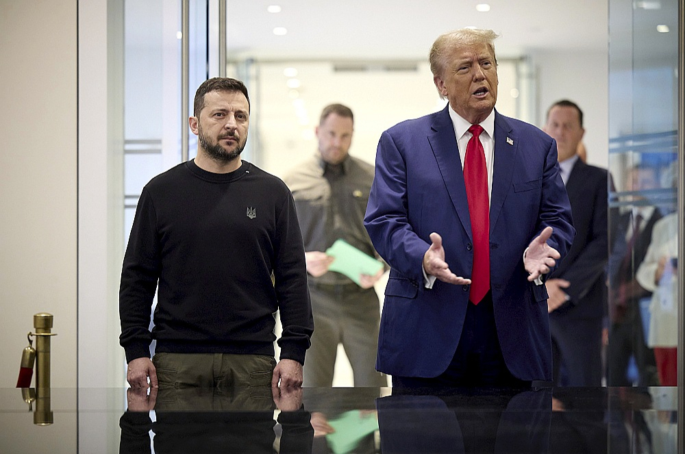 Ukrainas prezidents Volodimirs Zelenskis (no kreisās) piektdien Ņujorkā tikās ar bijušo ASV prezidentu Donaldu Trampu. 