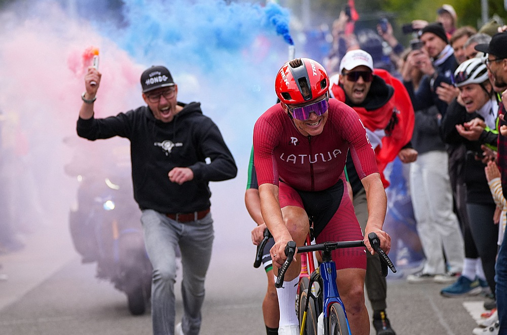 Toms Skujiņš (priekšplānā), kārtējo reizi parādot cīnītāja raksturu, pasaules čempionātā 273,9 km distancē finišēja ceturtais, tikai finiša spurtā zaudējot cīņā par bronzas medaļu.