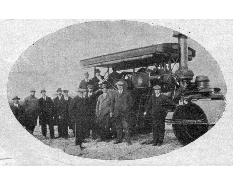 Baldones ceļa būvnieki pie jaunā tvaika ruļļa 1924. gadā.