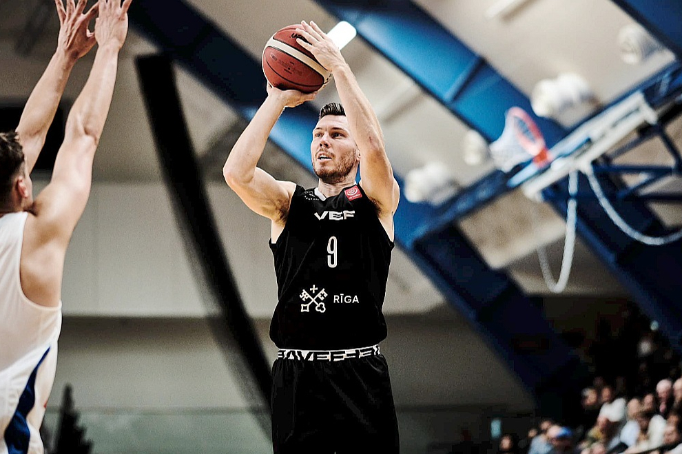 "VEF Rīgas" komandai un kapteinim Dairim Bertānam jārēķinās ar lielu Bonnas "Telekom Baskets" spēlētāju spiedienu aizsardzībā.