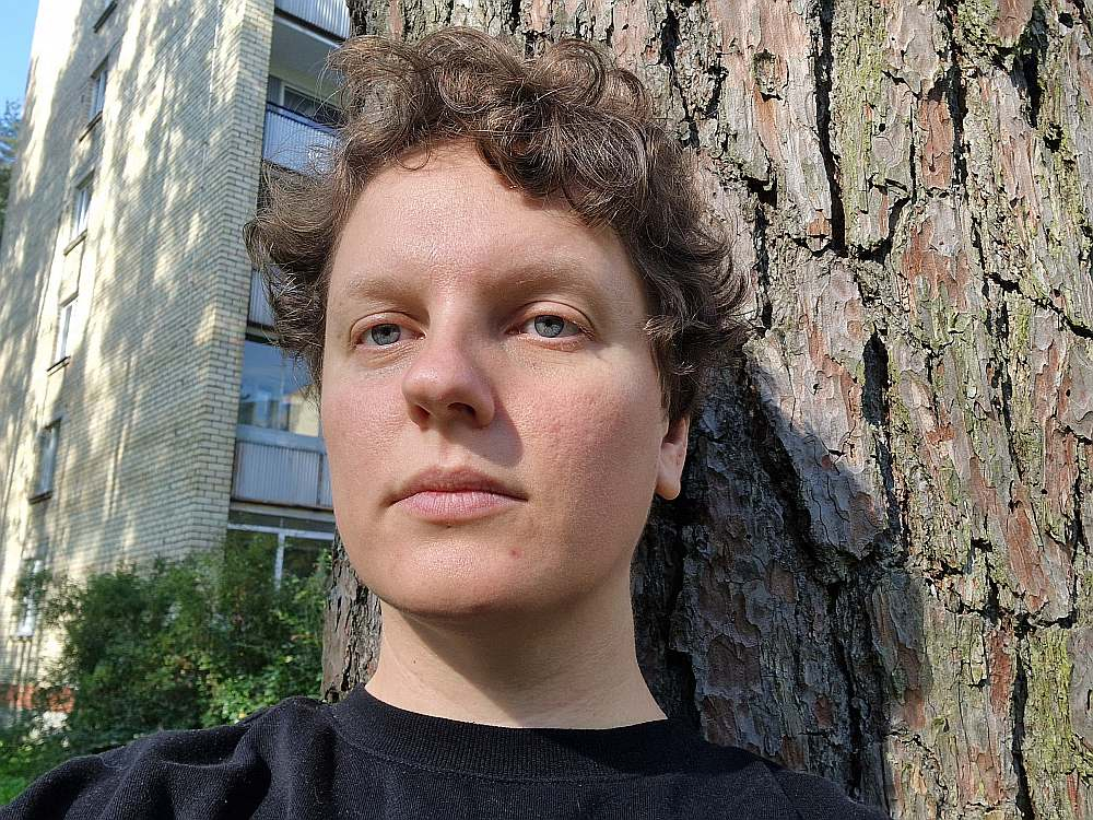 Liepa Rūce: "Janas Egles dzejoļi ir kā intīmas vēstules ar apsietu zīda lentīti – ievainojami, trausli, sāpīgi, jūtīgi. Manējie ir zīmīte pie akmens, kuru iemest pa logu naktī: "Ir laiks!""