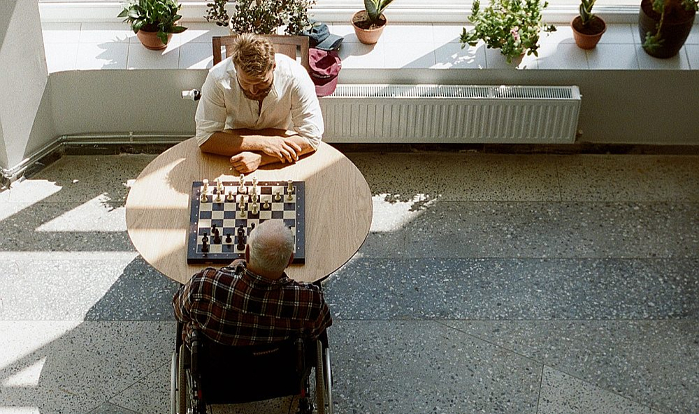 Viena no organizācijām, kas sniedz arī paliatīvo aprūpi mājās, ir aprūpes centrs "Rūre", kas ierīkojis arī modernu senioru aprūpes māju Liepājā. Iestādes mājaslapā internetā teikts: "Paliatīvā aprūpe ir vērsta uz slimības simptomu un stresa mazināšanu. Mērķis ir uzlabot dzīves kvalitāti gan pacientam, gan ģimenei. Paliatīvo aprūpi nodrošina īpaši apmācīta ārstu, medmāsu, ārstu palīgu, koordinatoru un citu speciālistu komanda. Paliatīvā aprūpe balstās uz pacienta vajadzībām, nevis pacienta prognozi."