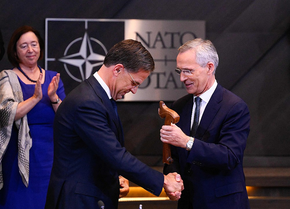 Jaunais NATO ģenerālsekretārs Marks Rite vakar pārņēma pilnvaras no iepriekšējā alianses vadītāja Jensa Stoltenberga, tostarp saņemot amata simbolu – vikingu stila sapulču āmuriņu, ko lieto vien īpašos gadījumos.