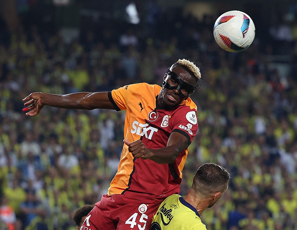 Šonedēļ ar "Galatasaray" Rīgā viesosies Viktors Osimens – viens no pasaules labākajiem futbola uzbrucējiem, viņa vērtība, kas vēl pērnvasar bija 120 miljoni, šobrīd nokritusi uz simtu. Pirms nepilniem trim gadiem spēles laikā nigērietis un slovāku aizsargs Milans Škrinjars sāpīgi sadūrās ar galvām, tāpēc bija spiests izlaist trīs mēnešus. Laukumā atgriezās ar aizsargmasku un, lai arī nav medicīniskas nepieciešamības, turpina to valkāt joprojām, jo tā jūtas drošāk.