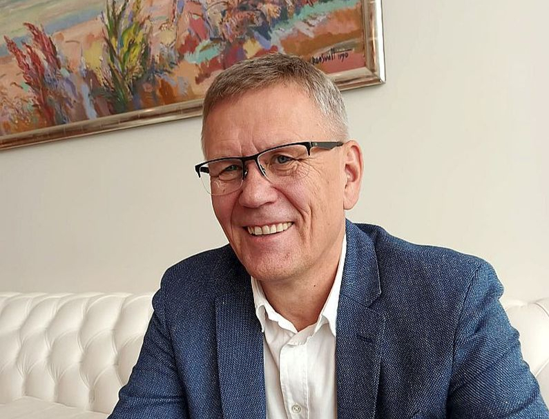 "Lielās stratēģijas vārdā mūsu strīdi un domstarpības vienkārši jānorij, jākāpj tām pāri. Ja Latvijā cena projektam tagad par augstu – jāmaksā vai jāatrod citi, vienkāršāki varianti. Nav ko žēloties, mākat paņemt arī no citiem, pieredze ir – savulaik nogremdējāt mūsu nacionālo aviokompāniju, uz tās rēķina dabūjāt tirgus daļu un biznesu savam "Air Baltic"," saka Aivars Jaeski.