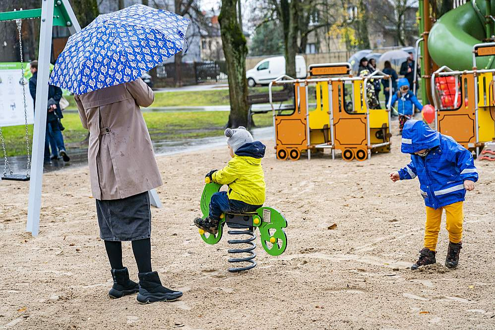 Pērn bērnu skaits vecumā līdz 14 gadiem samazinājās visos Latvijas reģionos. Lielākais bērnu īpatsvars bija Rīgas reģionā (16,2 % no reģiona iedzīvotāju kopskaita), mazākais – Latgalē (13,3 %). No novadiem vislielākais bērnu īpatsvars bija Mārupes novadā (25,9 % no visiem iedzīvotājiem bija bērni vecumā līdz 14 gadiem), bet vismazākais Krāslavas un Augšdaugavas novadā – attiecīgi tikai 10,6 un 11,4%.