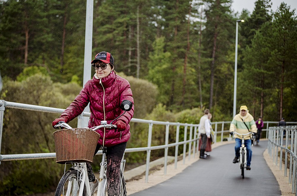 Asfalts vēl neesot paspējis atdzist, kad jau uz celiņa parādījušies velobraucēji.