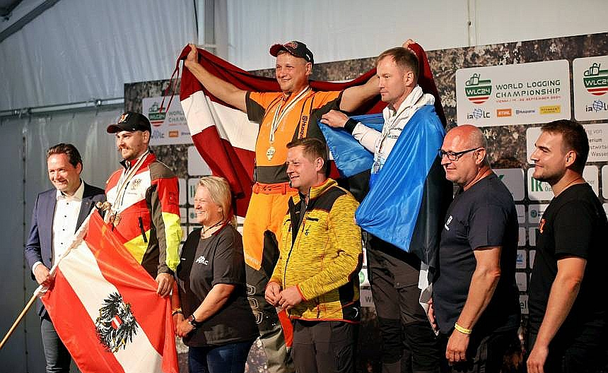 Latvijas izlases pārstāvis, Smiltenes novada mežsaimnieks Gatis Brencis (attēlā – ar Latvijas karogu) izcīnījis zelta medaļu pasaules kokgāzēju čempionātā kombinētās sagarumošanas disciplīnā.