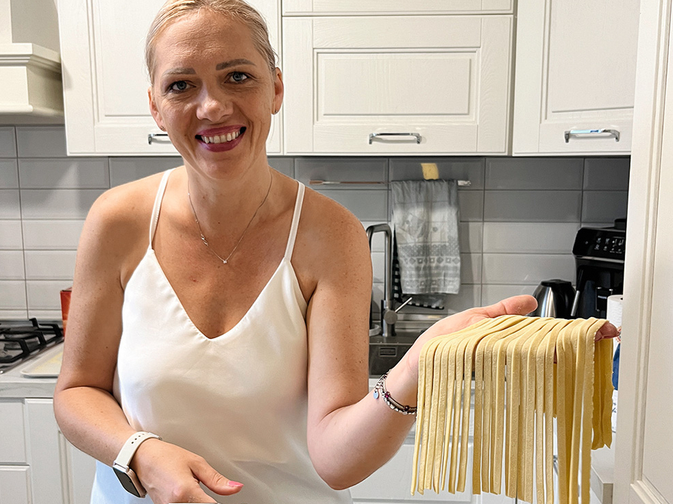 Liene Siliņa InBaroni gatavo pastu.
