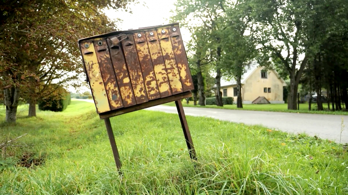 Kopumā “Latvijas pastā” reģistrēts vairāk nekā viens miljons 270 tūkstoši adrešu, un no tām aptuveni 90 tūkstošos pastkastīšu nav iespējama droša sūtījumu piegāde.