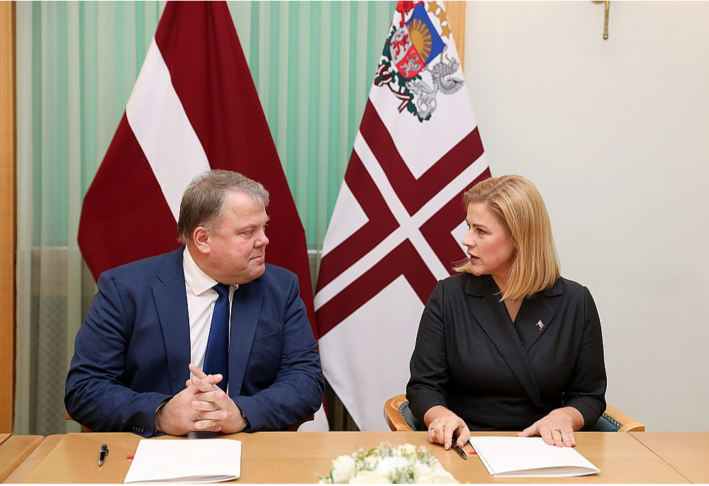 Ministru prezidente Evika Siliņa un Latvijas Pašvaldību savienības priekšsēdētājs Gints Kaminskis. Pēc smagām sarunām abas puses esot nonākušas līdz gala kompromisam.