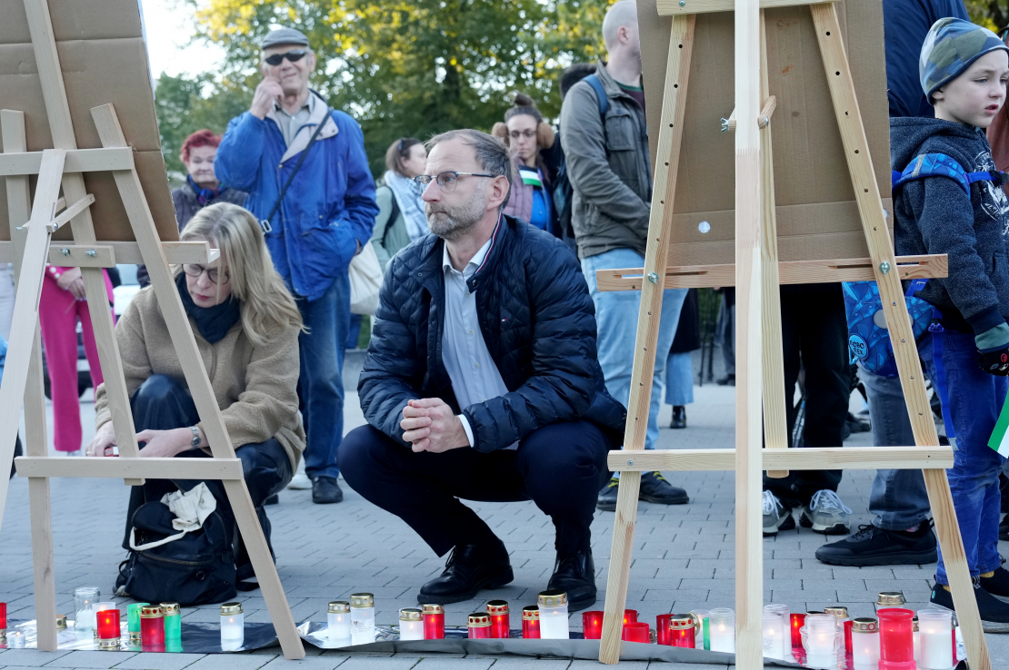 Esplanādē notiek piemiņas pasākums bojāgājušo Palestīnas civiliedzīvotāju piemiņai.. Atis Švinka.