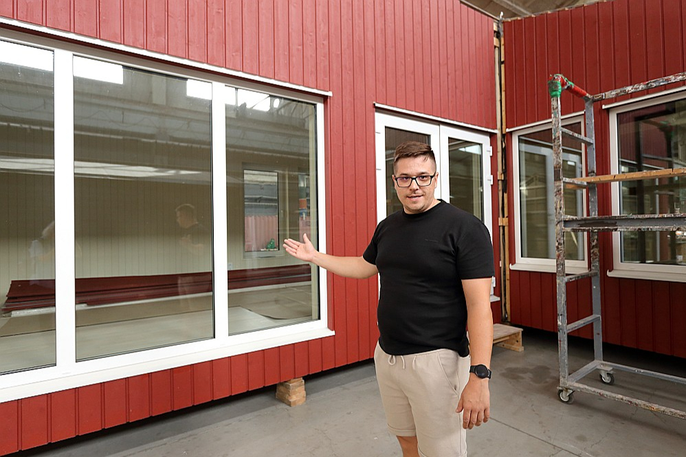 "20 gadu darbības laikā uzņēmums ir ieguvis stabila un uzticama partnera reputāciju Eiropas tirgū. Aptuveni 90% moduļu tiek eksportēti. Lielākais eksporta tirgus vēsturiski ir Skandināvijas valstis – Zviedrija, Dānija un Norvēģija," ir gandarīts "VIA-S modular houses" pārdošanas vadītājs Emīls Glazūns.