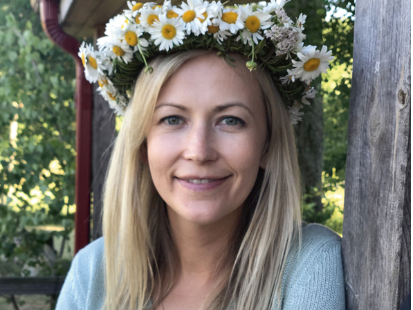 "Vallbriežu" saimniece Linda Cikmača: "Mūsu daudzprofilu saimniecības darbā esam iesaistīti visi – vecāki Jānis un Iveta, brālis Gatis, vīrs Kaspars un nu jau arī mani trīs bērni. Visvairāk dārzā man patīk sezonālās pārmaiņas. Rudenī sākas baurs, brieži badās, lielie tēviņi rūc, pavasarī visa ģimene ejam meklēt to nomestos ragus, tad dzimst mazuļi – maziņi, maziņi, tik mīļi dzīvnieki. Vēlāk viņi sāk spēlēties, veidojas tādas kā bērnudārza grupiņas..."