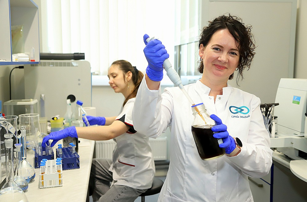 RTU Dabaszinātņu un tehnoloģiju fakultātes Ūdens sistēmu un tehnoloģiju institūta direktore, asociētā profesore Linda Mežule: "Mūsu laboratorijās iegūtie rezultāti apliecināja, ka no sadzīves notekūdeņiem visvieglāk varētu atdalīt, piemēram, celulozi, tādējādi mazāk tās ražošanā izmantojot koksni."
