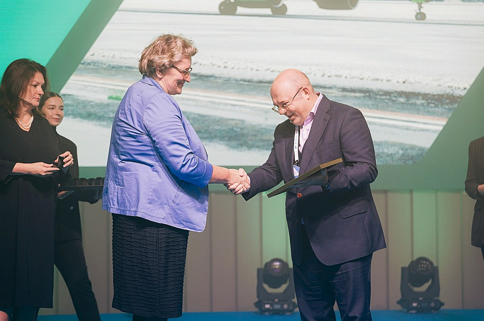 RIX Rīgas lidostas 50 gadu jubilejas pieņemšanā godināja arī personāla komandas izcilniekus. Attēlā: Rīgas lidostas lidlauka operatīvā vadītāja Dzintra Jātniece, kuru kolēģi mēdzot dēvēt arī par lidlauka karalieni, jo viņa RIX strādā jau 41 gadu, saņem Satiksmes ministrijas Atzinības rakstu, ko pasniedz Aviācijas departamenta vadītājs Artūrs Kokars.