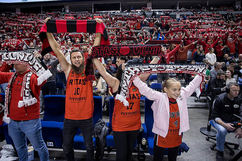 Viļņas "Rytas" basketbolistus, kājās stāvot, atbalsta ne tikai fanu sektors, bet vēl arī liela daļa skatītāju, tādējādi atmosfēra ir tiešām iespaidīga.