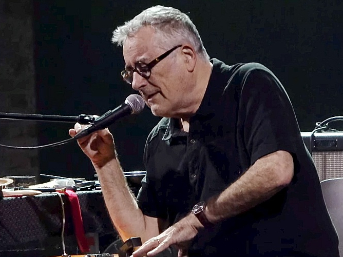 Britu multiinstrumentālista, komponista un improvizatora Freda Frita priekšnesumā ģitārspēles bagātīgās variācijas un perkusīvo paņēmienu nianses liecināja par izsmalcinātu skaņu un domu pasauli.