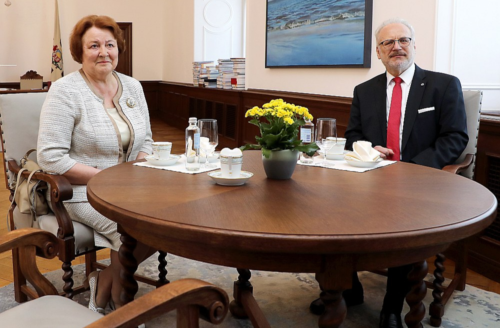 Bijusī Saeimas Juridiskās komisijas vadītāja Ilma Čepāne un bijušais prezidents Egils Levits ir vienisprāt – valsts valodai jābūt valstiskai prioritātei, par ko jārunā no visaugstākās tribīnes.