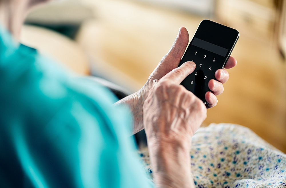 Lai arī kopumā pieprasījums pēc podziņu telefoniem ar katru gadu samazinās, mobilo sakaru operatori mierina, ka arī turpmāk būs iespējams tos izmantot saziņai mobilo telekomunikāciju tīklos.